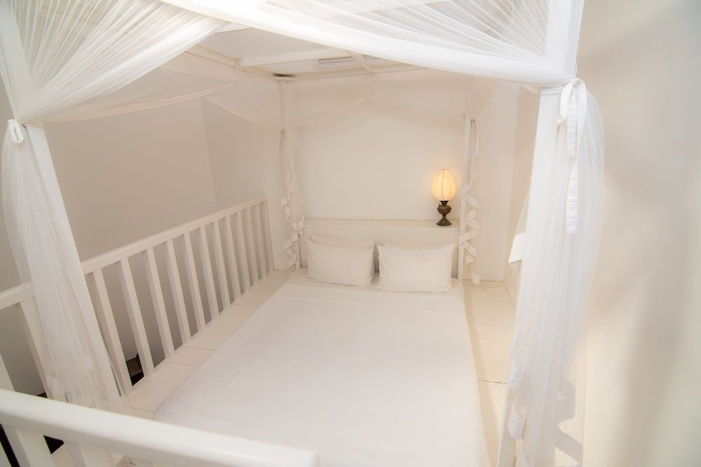 undefined Mango House 8