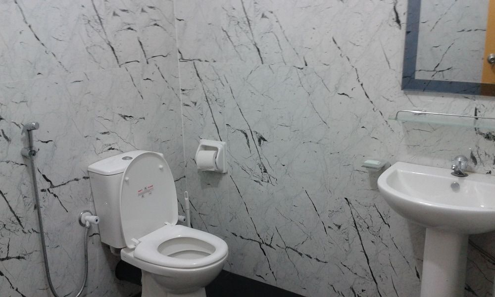 Sea Zone Hotel Nilaveli Family Room A/C 3