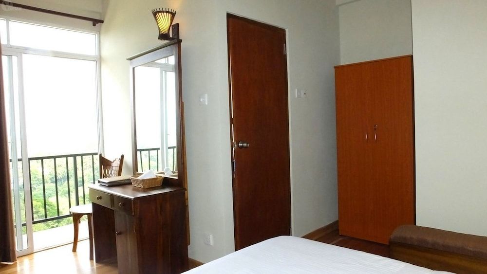 Villa Arunalu Kandy Suite with Bath tub River Mountain view 4