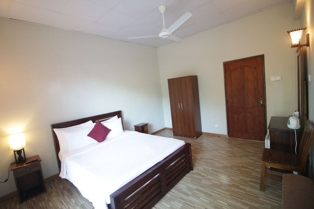 Villa Arunalu Kandy Suite with Bath tub River Mountain view 2