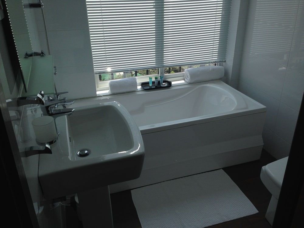 Villa Arunalu Kandy Suite with Bath tub River Mountain view 7