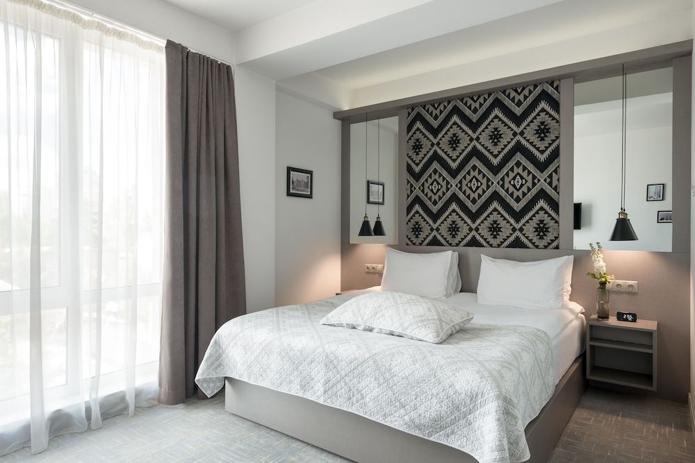 undefined Thomas Albert Hotel