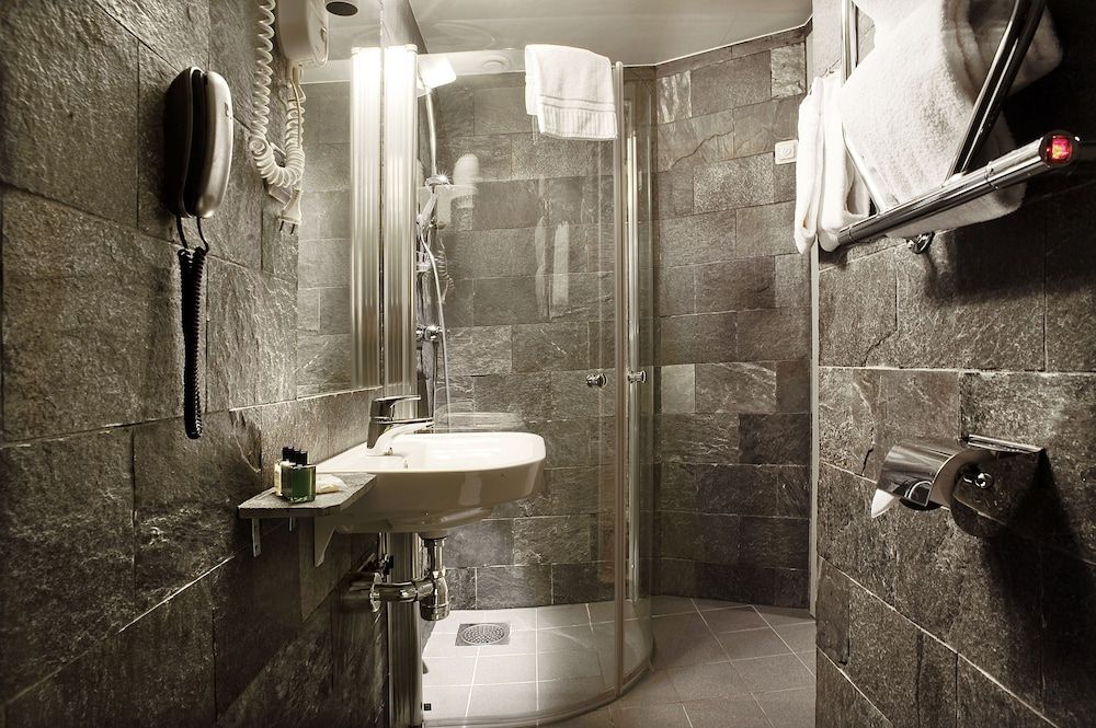 Hotel Hellsten Economy Double room - 1 queensize-bed (140cm) 3