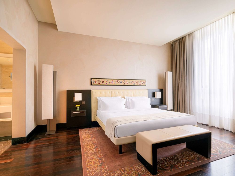 Signature Room, 1 King Bed (Sofa)