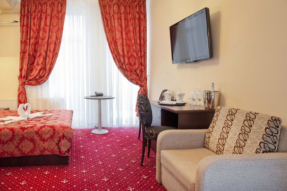 undefined Manhattan Hotel & Restaurant 8