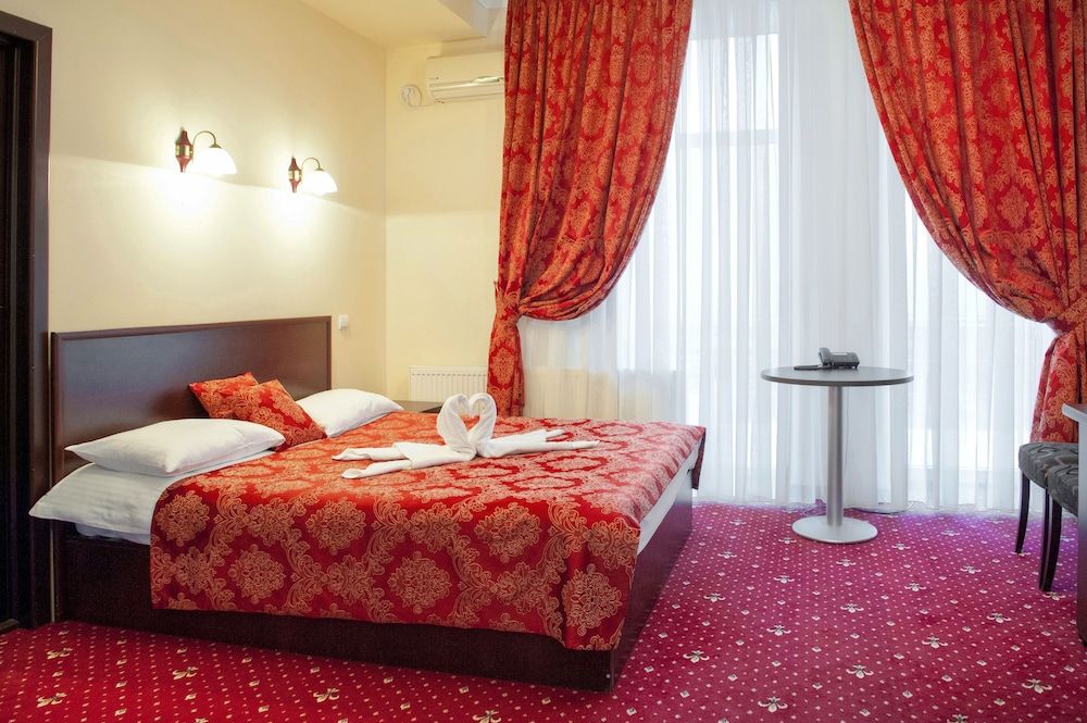 undefined Manhattan Hotel & Restaurant 6
