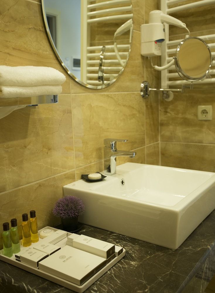 Bristol Central Park Hotel Deluxe Double or Twin Room 2