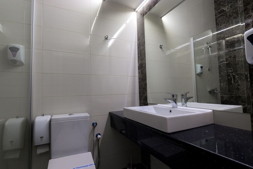 Hotel De KOKA Superior Triple Room, City View 5