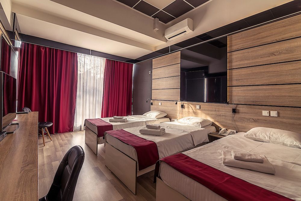 Hotel De KOKA Superior Triple Room, City View 4