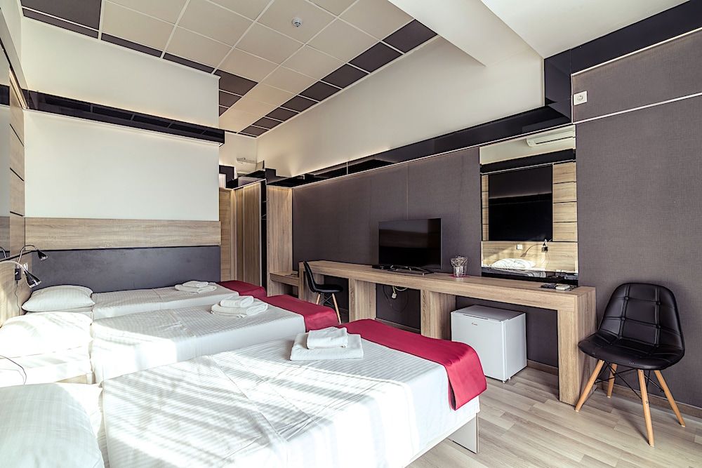 Hotel De KOKA Superior Triple Room, City View 3