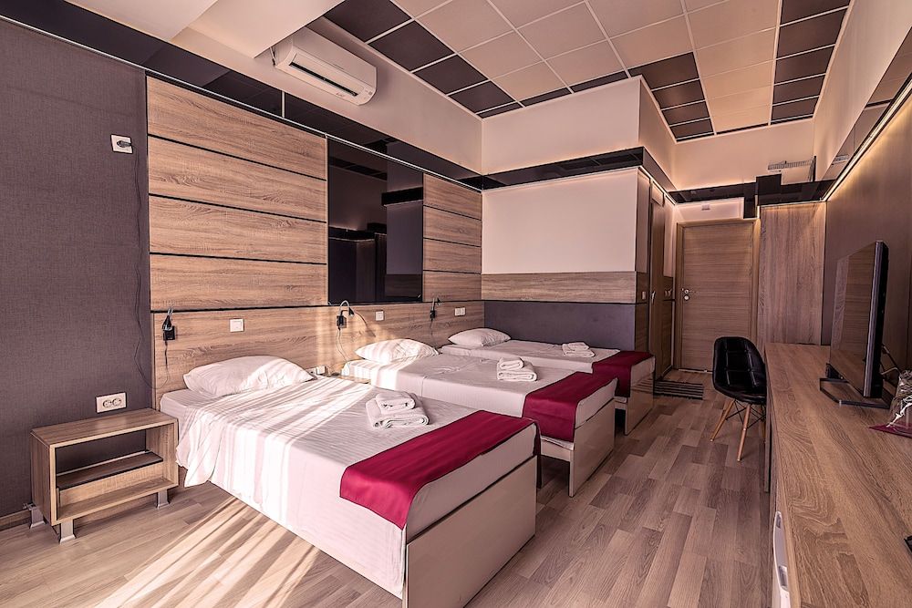 Hotel De KOKA Superior Triple Room, City View 2