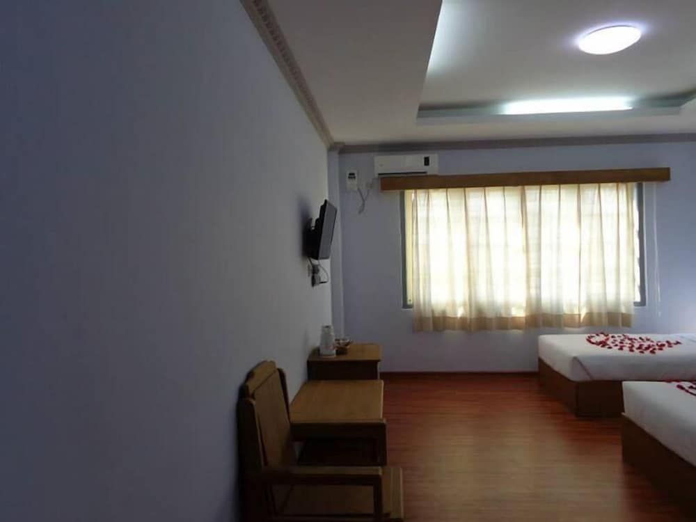 Golden Lotus Inle Hotel Deluxe Room 4