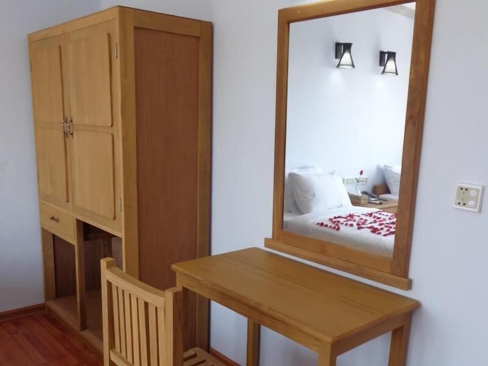 Golden Lotus Inle Hotel Deluxe Room 6