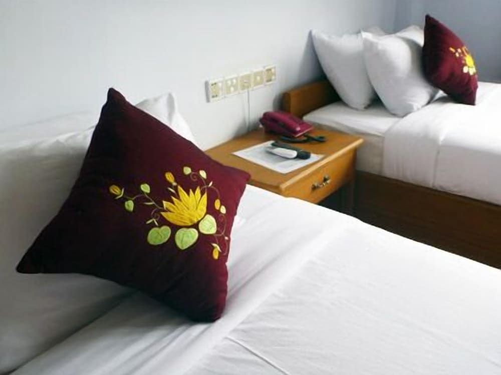 Golden Lotus Inle Hotel Deluxe Room 8