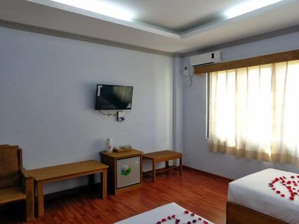 Golden Lotus Inle Hotel Deluxe Room 9