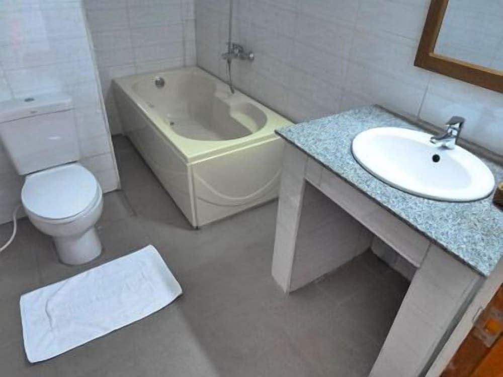 Golden Lotus Inle Hotel Deluxe Room 12