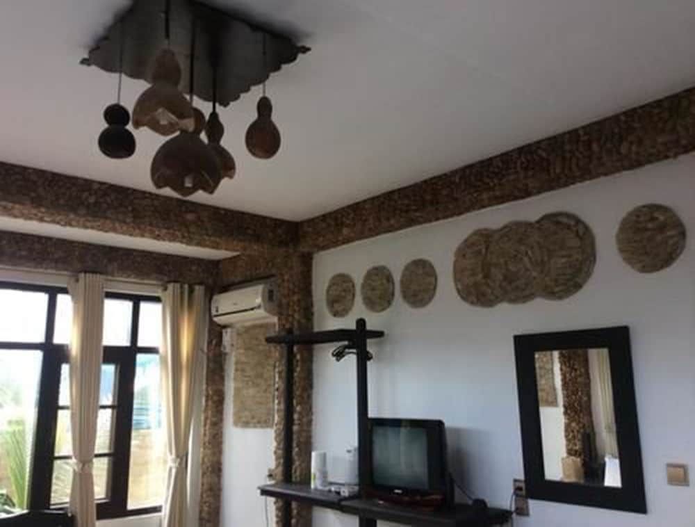 Aquarius Inn Inle Lake Family Room 7