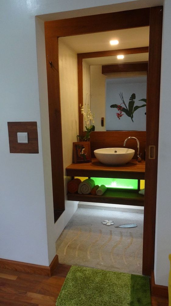 Thanakha Inle Hotel Deluxe Room 4