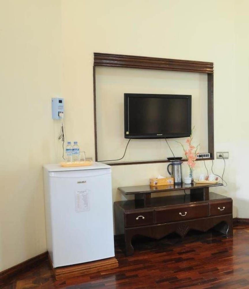 Hsaung Thazin Hotel Pyin Oo Lwin Deluxe Room 5