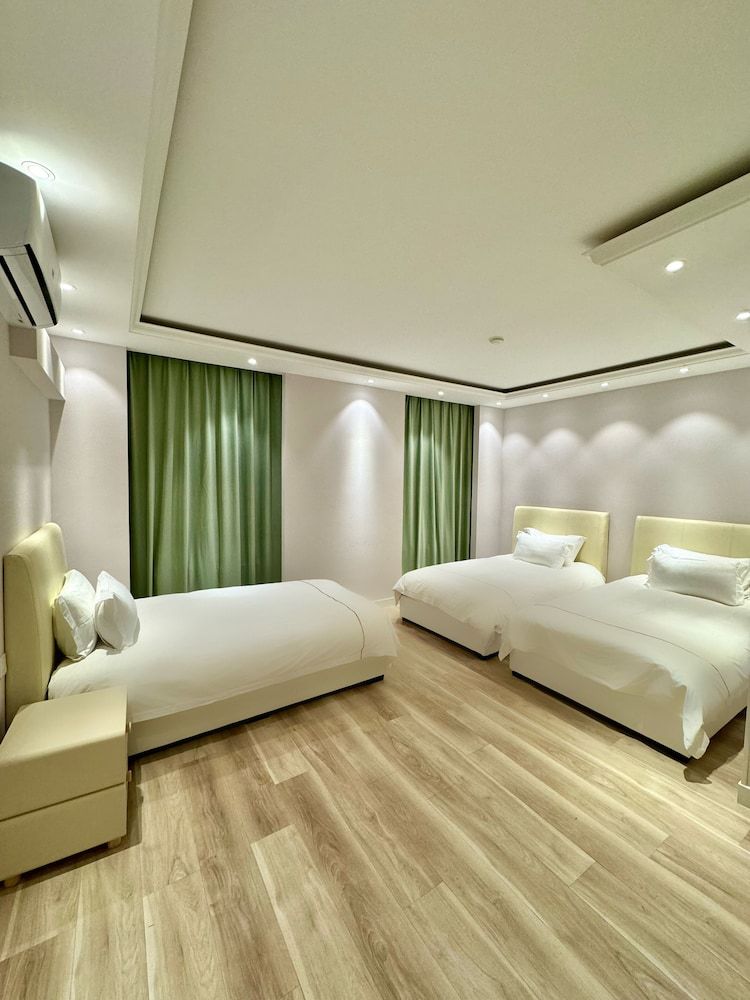 undefined Mika Hotel 4