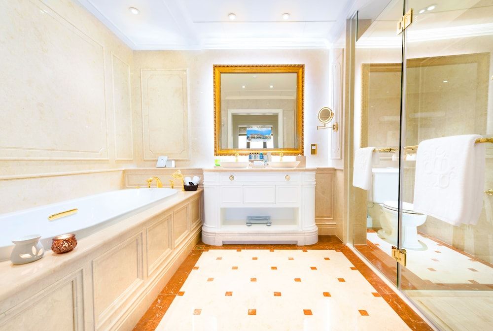 Legend Palace Hotel Two Bedroom Suite with Sea View, Balcony 4