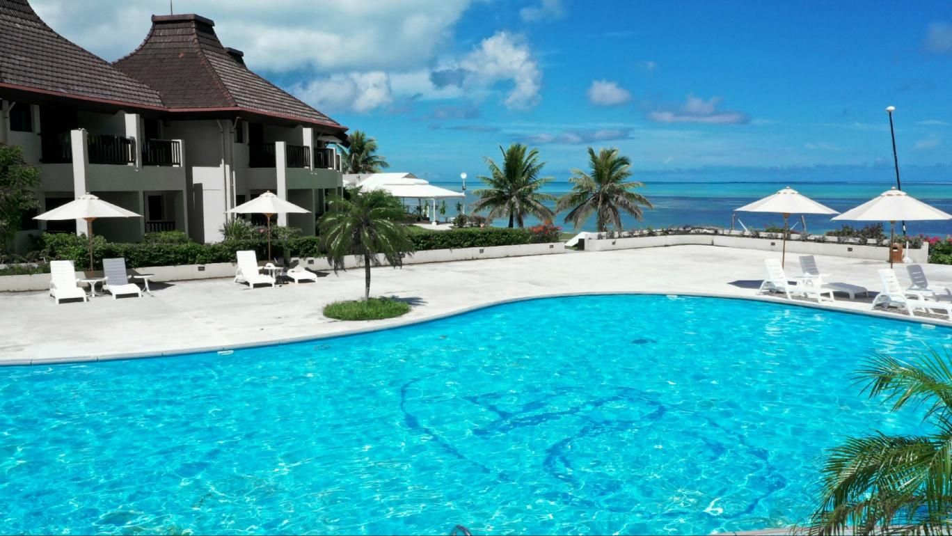 swimming pool [outdoor]