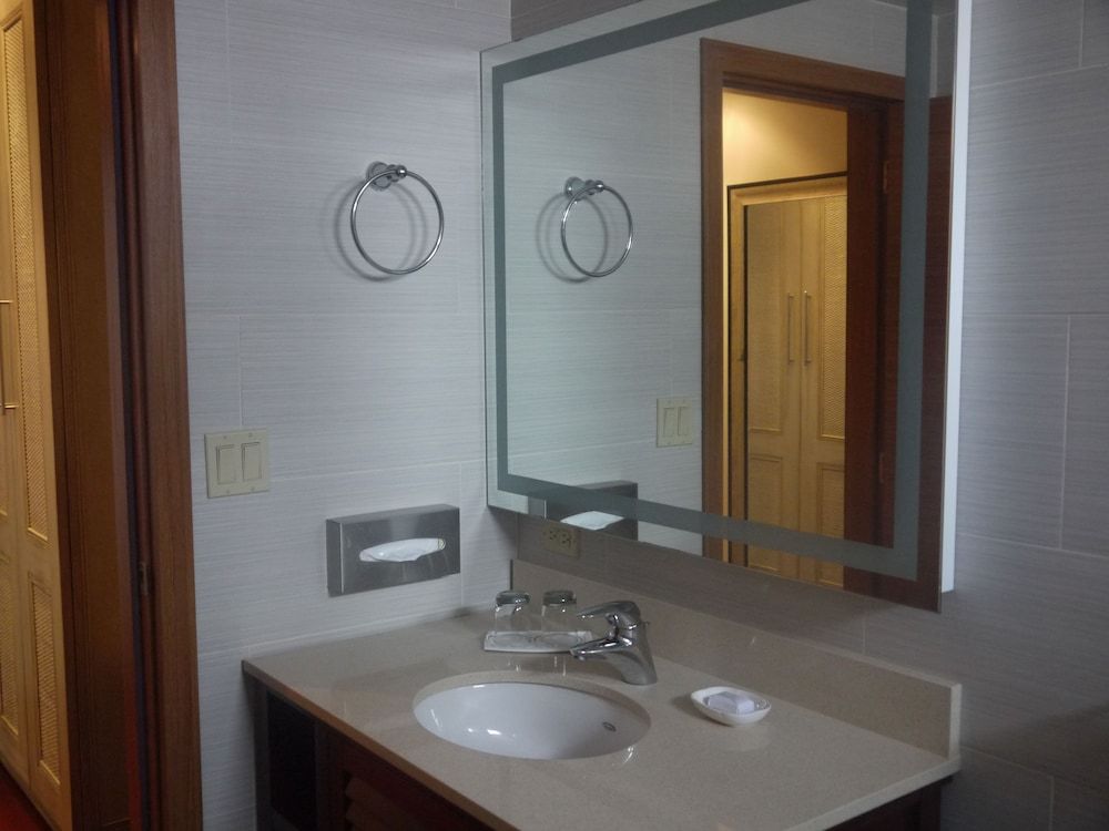 Surfrider Resort Hotel Standard Room, 1 Queen Bed, Non Smoking 5