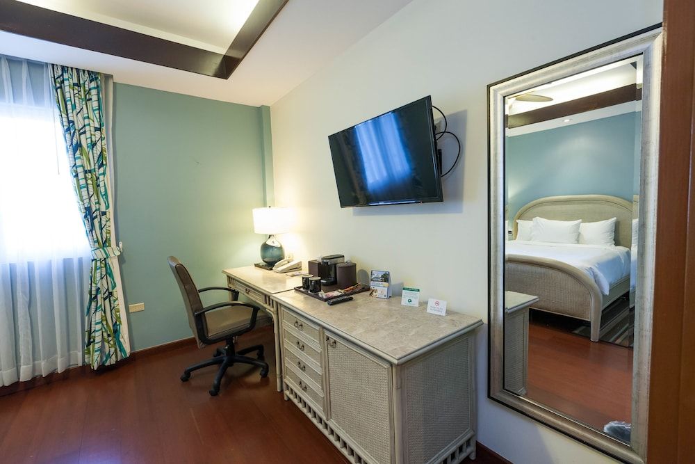 Surfrider Resort Hotel Standard Room, 1 Queen Bed, Non Smoking 6