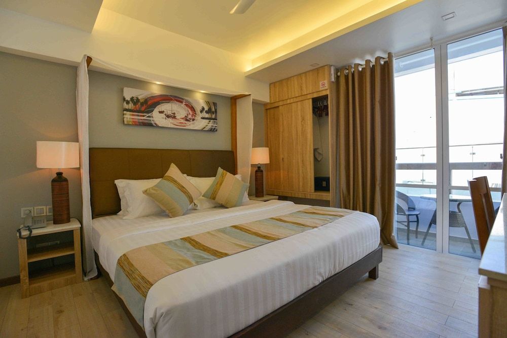 Coconut Tree Hulhuvilla Beach Family Room