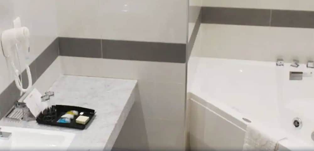 Deep Soaking Bathtub