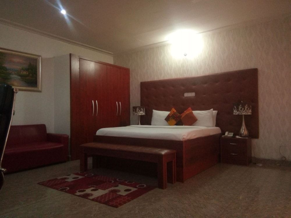 Bjorne Classic Suites