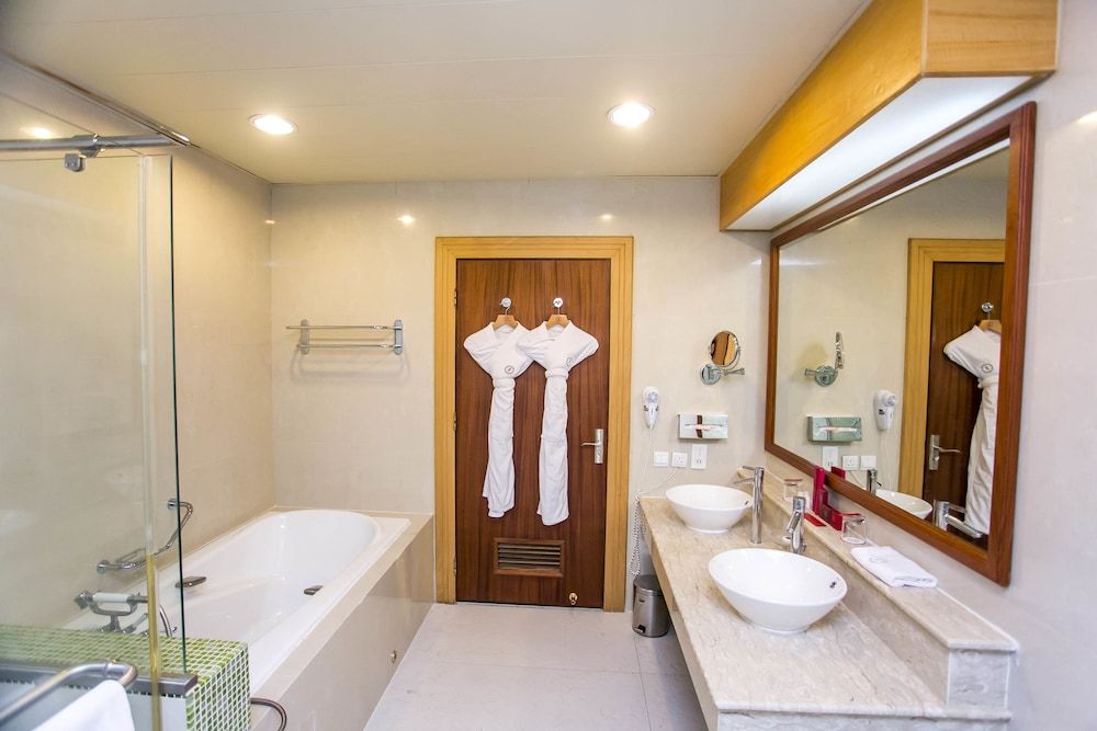 Lagos Oriental Hotel Deluxe Room, Lagoon View 9