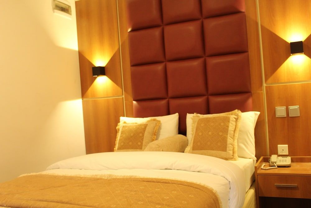 Room (Alcove)