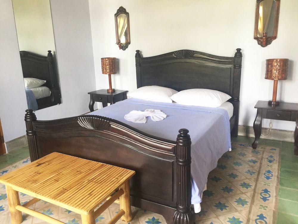 Deluxe Room, 1 Queen Bed, Private Bathroom