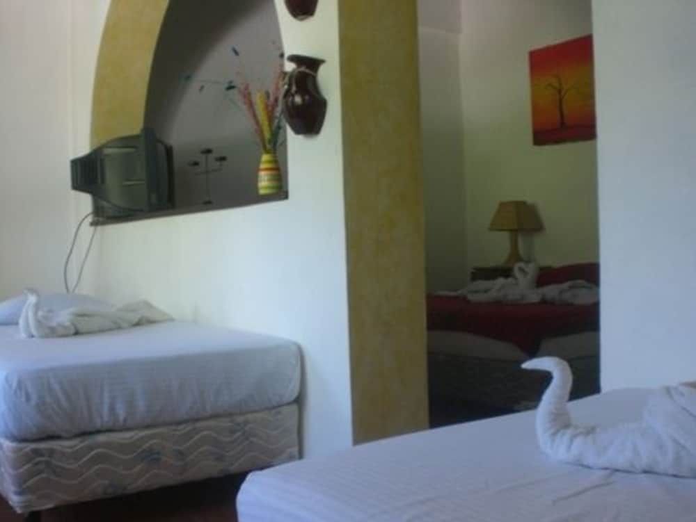 Basic Room, 1 Bedroom, Pool View, Poolside