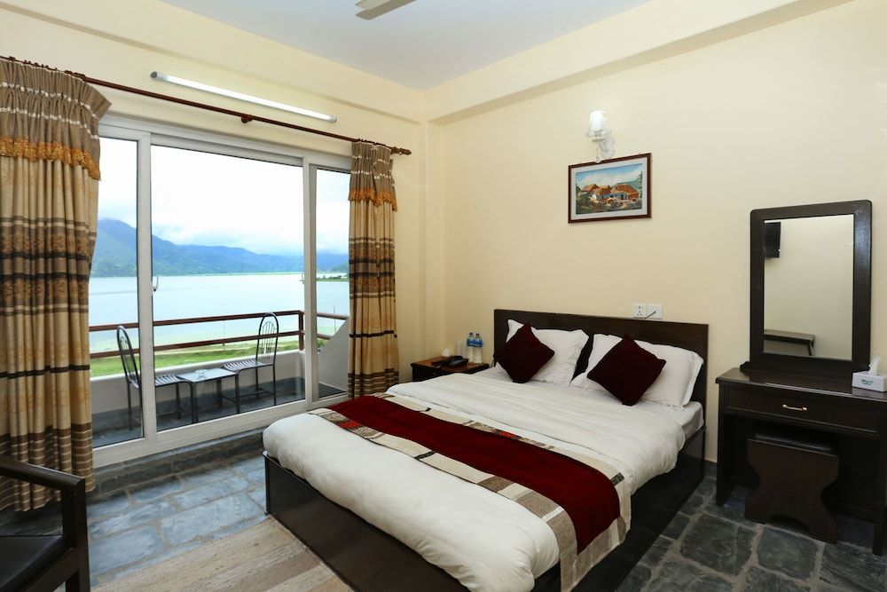 Hotel Pancharatna Deluxe Room, Lake View 8