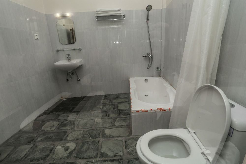 Hotel Pancharatna Deluxe Room, Lake View 11