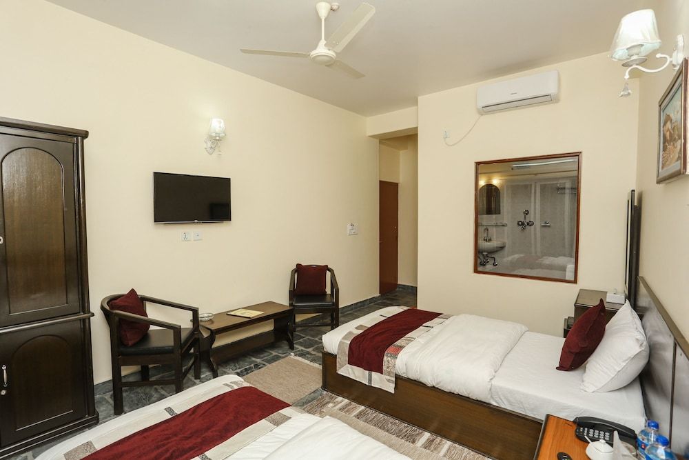 Hotel Pancharatna Deluxe Room, Lake View 4