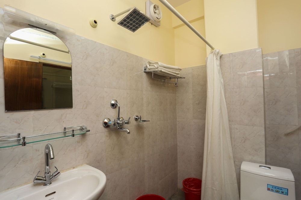 Hotel Pancharatna Deluxe Room, Lake View 10