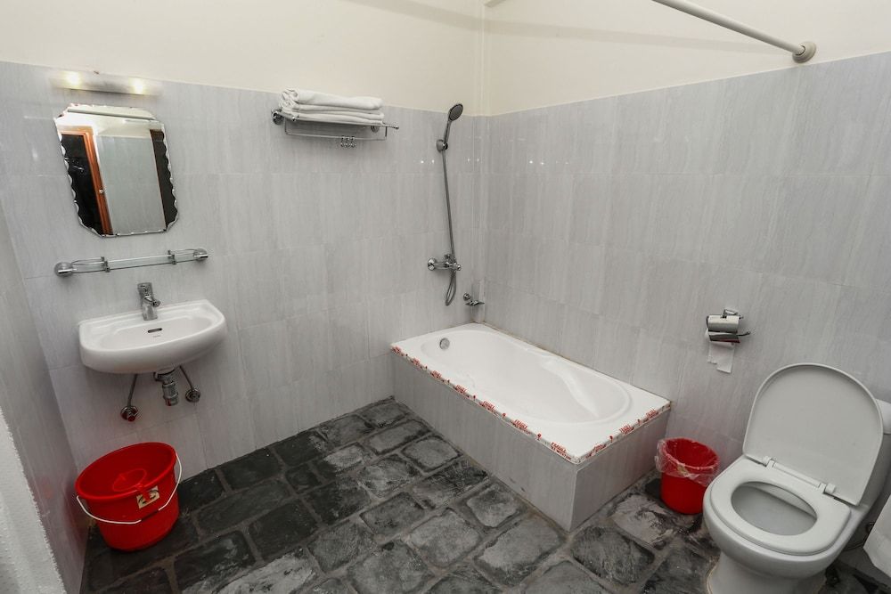 Hotel Pancharatna Deluxe Room, Lake View 12