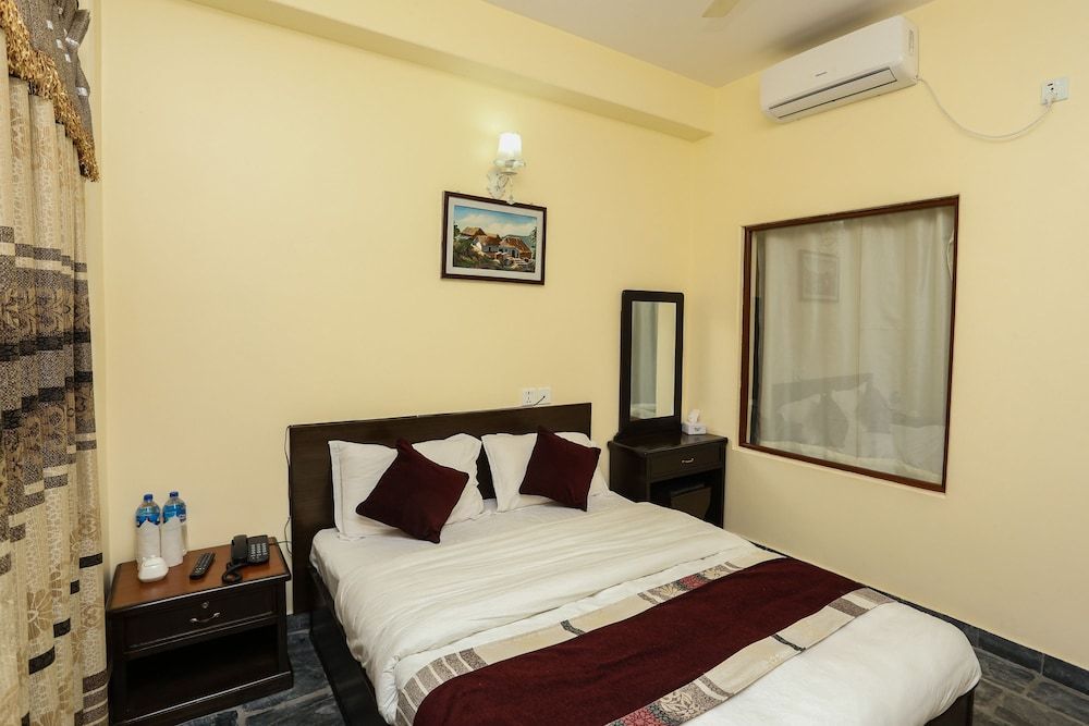 Hotel Pancharatna Deluxe Room, Lake View 5