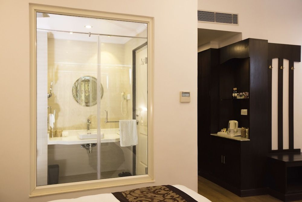 The Maya Manor Boutique by KGH Group Deluxe Room, 1 Bedroom, Non Smoking, Bathtub 6