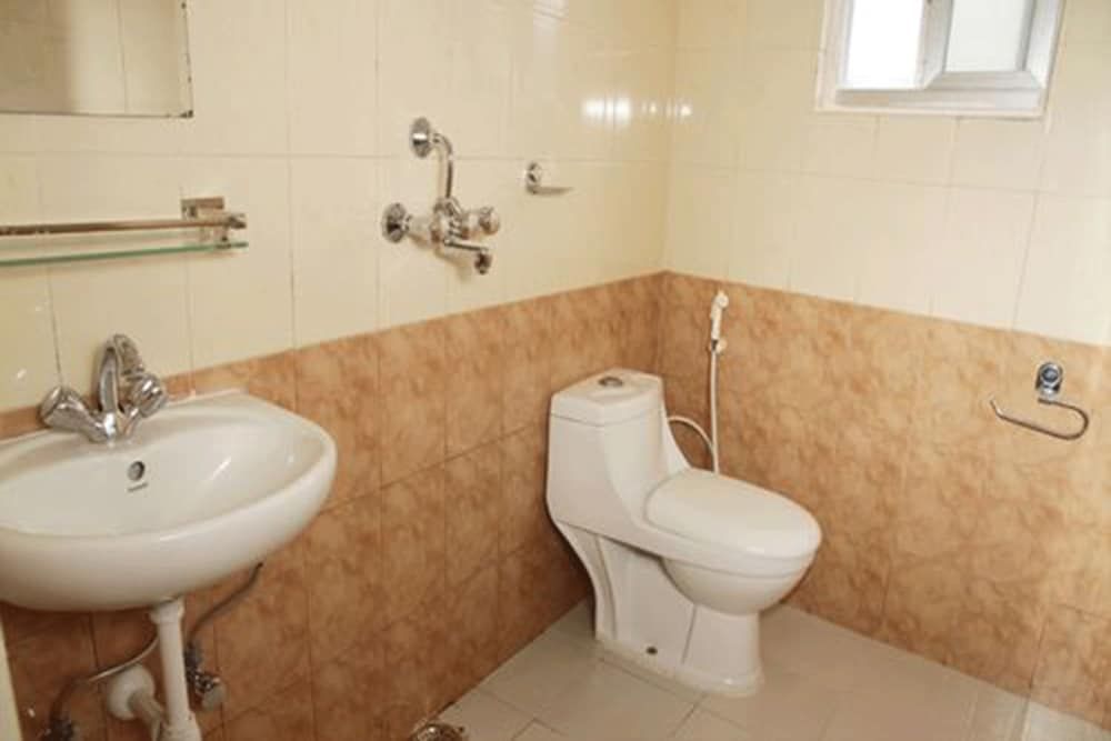 Hotel Guru Grand Deluxe Twin Room 5