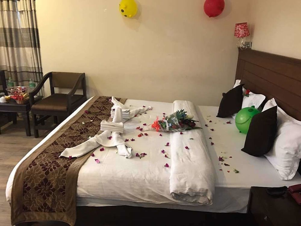 Hotel The Coast Deluxe Double Room, 1 King Bed, Partial Lake View 2