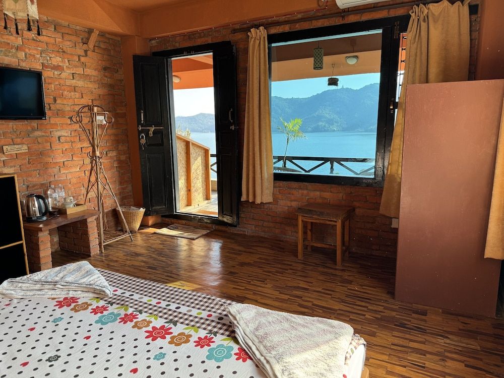 Nar-Bis Hotel Deluxe Room With Private Balcony, Lake View Breakfast Included 2