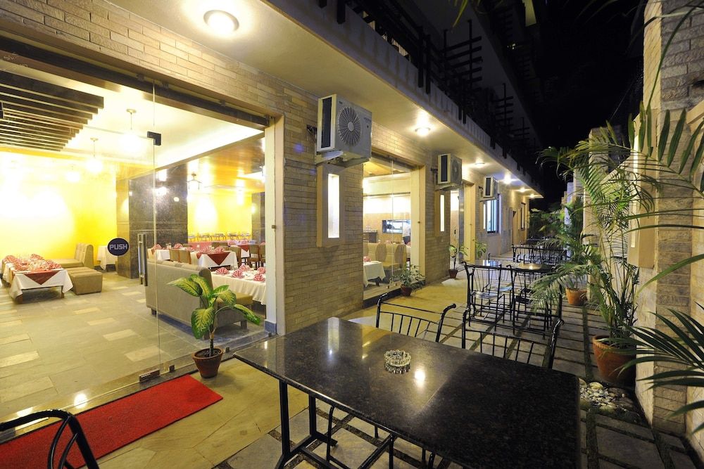 undefined Hotel Queens Park 3