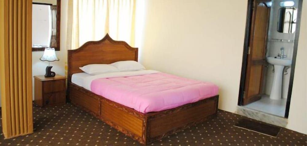 Deluxe Room, 1 King Bed, Smoking, Mountain View