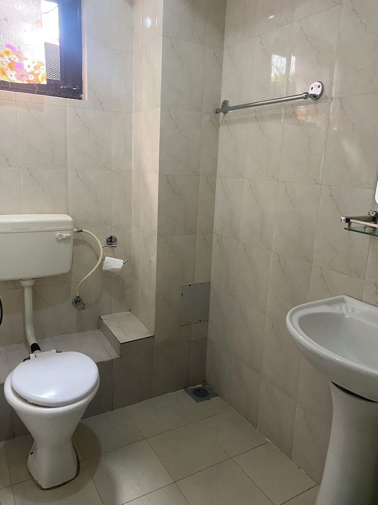 Bag Packer's Lodge Economy Twin Room, Shared Bathroom 6