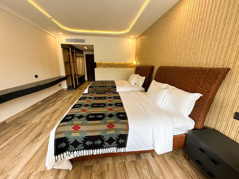 Lake View Resort Luxury Room, Balcony, Pool View 3