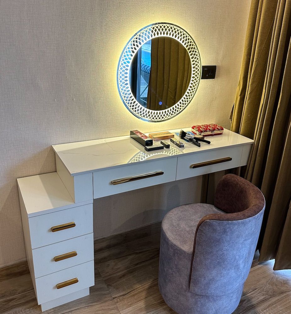 Lake View Resort Luxury Room, Balcony, Pool View 10